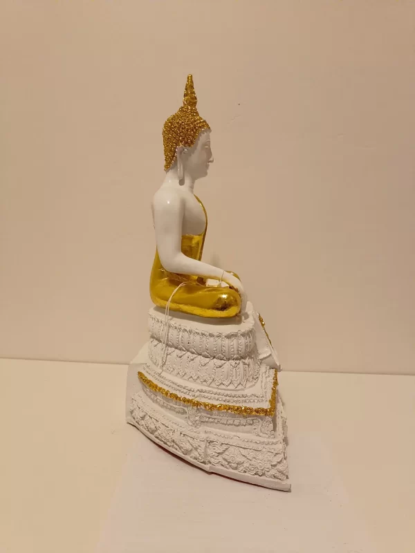 bb100007 siddende buddha hvid med guldfarve bb100007 siddende buddha hvid med guldfarve