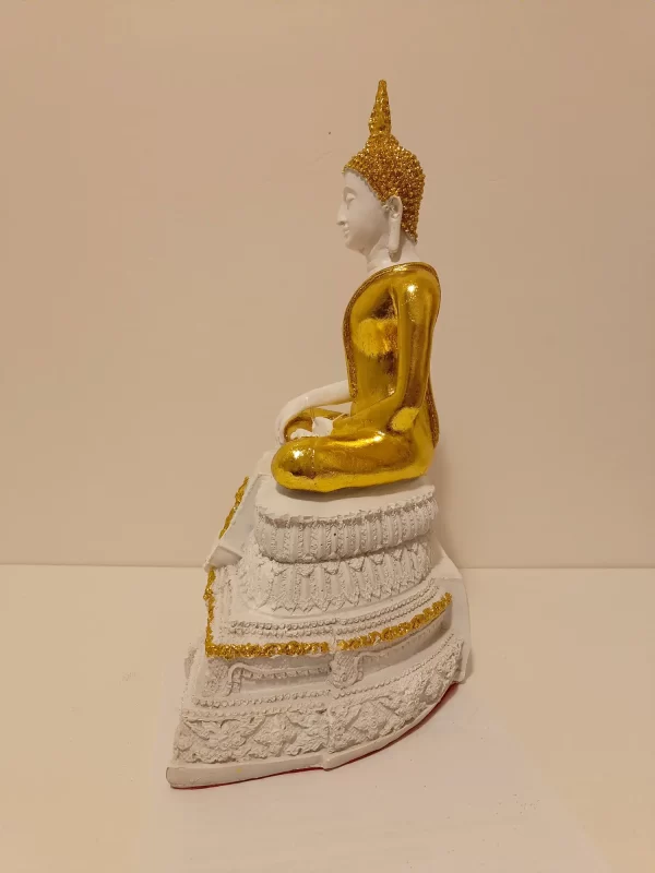 bb100007 siddende buddha hvid med guldfarve bb100007 siddende buddha hvid med guldfarve