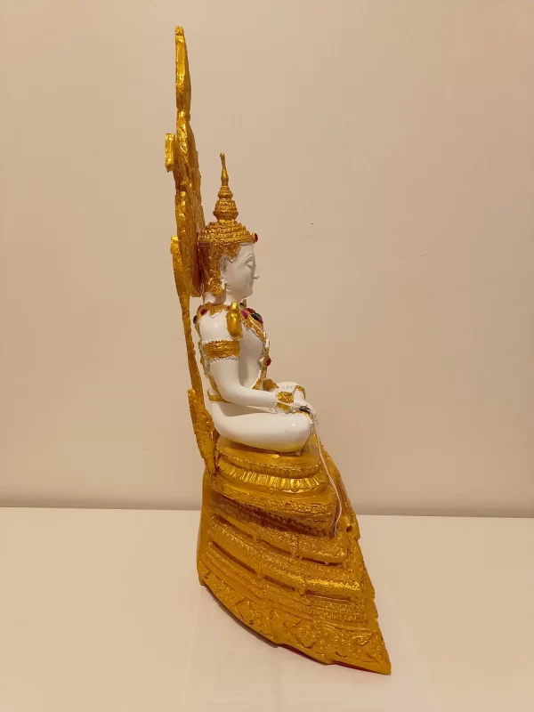 bb100010 siddende buddha gylden med røde sten