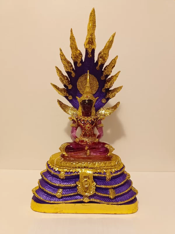 bb100017 kulørt siddende buddha beskyttet af slange med ni hoveder