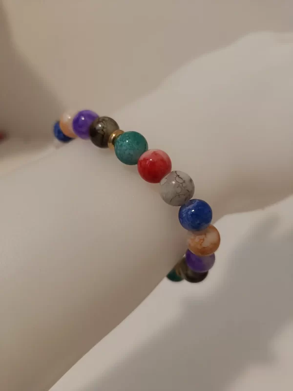 bb100135 Armbånd med perler med festlige farver (8mm perler)
