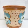 bb100239 Lerpotte dekoreret med lyseblå blomster på prikket baggrund