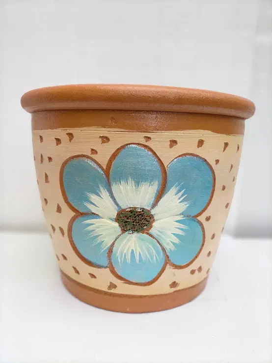 bb100239 Lerpotte dekoreret med lyseblå blomster på prikket baggrund bb100239 Lerpotte dekoreret med lyseblå blomster på prikket baggrund