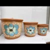 bb100239 Lerpotte dekoreret med lyseblå blomster på prikket baggrund. 3 størrelser
