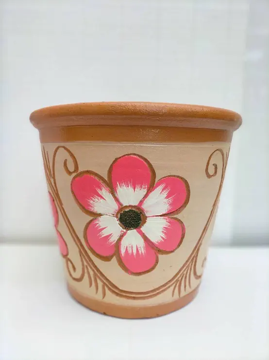 bb100240 Lerpotte dekoreret med lyserøde blomster. bb100240 Lerpotte dekoreret med lyserøde blomster.