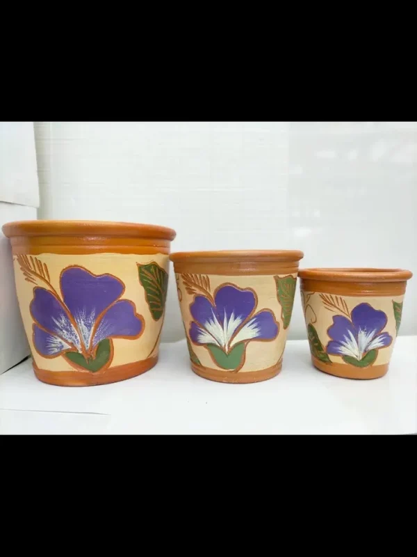 bb100261 Håndlavet thailandsk lerpotte med tyk kant. Med blå blomst og blade på flødefarvet baggrund. 3 størrelser bb100261 Håndlavet thailandsk lerpotte med tyk kant. Med blå blomst og blade på flødefarvet baggrund. 3 størrelser
