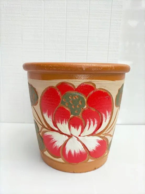 bb100288 Håndlavet thailandsk lerpotte med tyk kant. Med rød og hvid blomsterknop samt blade på flødefarvet baggrund bb100288 Håndlavet thailandsk lerpotte med tyk kant. Med rød og hvid blomsterknop samt blade på flødefarvet baggrund